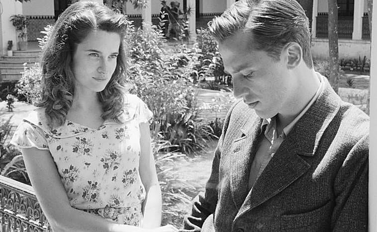 Imagen principal - Arriba, Benjamin Voisin y Rebecca Marder, protagonistas de 'El extranjero'; abajo, retrato de su director, François Ozon, y en la última imagen, el protagonista 